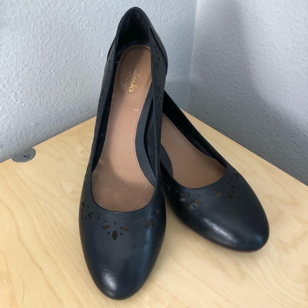 CLARKS Leather Pumps Women's size 9.5 Black Cone Heel Perforated